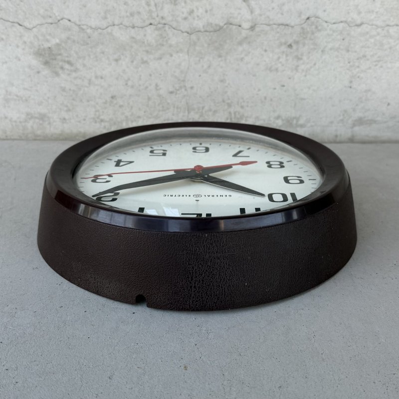 画像4: VINTAGE ANTIQUE WALL CLOCK GENERAL ELECTRIC GE ヴィンテージ アンティーク ウォールクロック 壁掛け時計 ゼネラルエレクトリック / スクールクロック アイアン 鉄 小 丸型 ブラウン 茶色 店舗什器 アメリカ