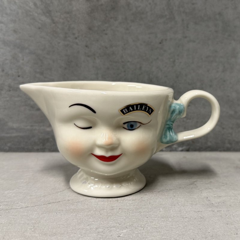 画像1: VINTAGE ANTIQUE BAILEYS CREAMER ヴィンテージ アンティーク ベイリーズ フェイスカップ クリーマー ウィンキング / コレクタブル オブジェ マグカップ ノベルティ 1996年限定 陶器 食器 雑貨 D