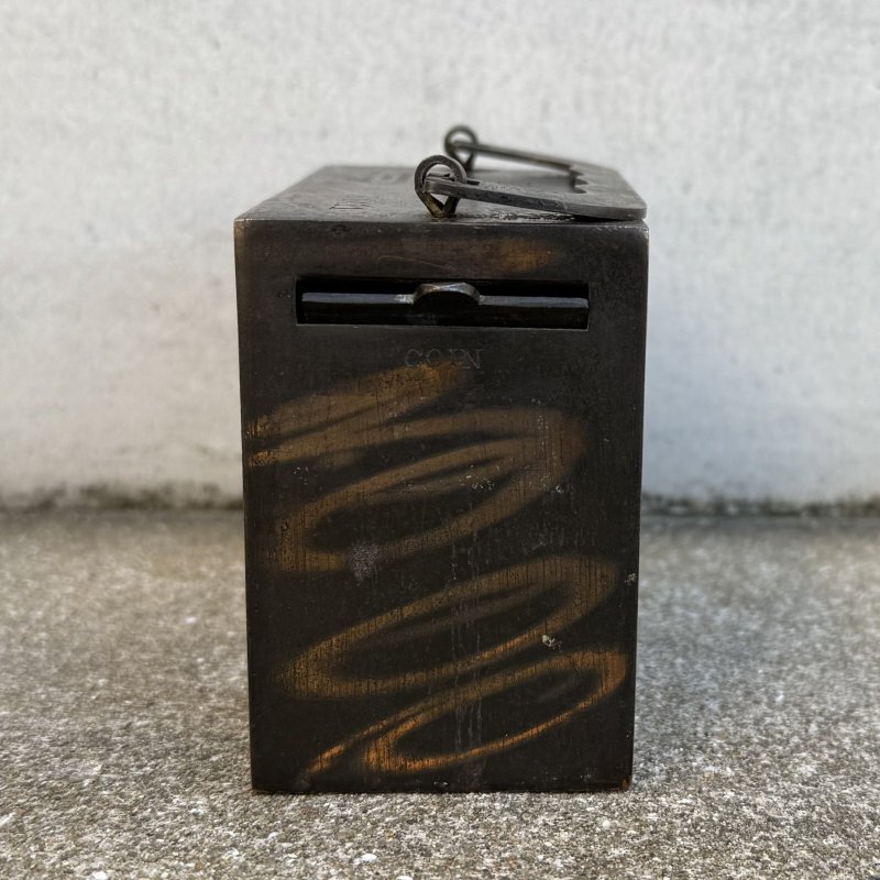 画像3: VINTAGE ANTIQUE COIN BANK JAPANNED W.F.BURNS CO. ヴィンテージ アンティーク コインバンク マネーバンク 貯金箱 ジャパンド ジャパンフィニッシュ / コレクタブル オブジェ インテリア ノベルティー 銀行 アメリカ USA (5)