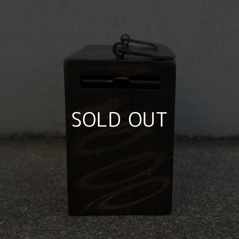 画像3: VINTAGE ANTIQUE COIN BANK JAPANNED W.F.BURNS CO. ヴィンテージ アンティーク コインバンク マネーバンク 貯金箱 ジャパンド ジャパンフィニッシュ / コレクタブル オブジェ インテリア ノベルティー 銀行 アメリカ USA (5)