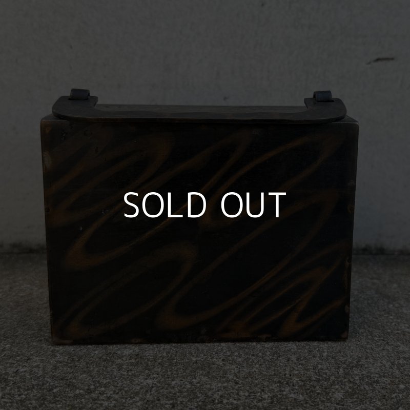 画像2: VINTAGE ANTIQUE COIN BANK JAPANNED W.F.BURNS CO. ヴィンテージ アンティーク コインバンク マネーバンク 貯金箱 ジャパンド ジャパンフィニッシュ / コレクタブル オブジェ インテリア ノベルティー 銀行 アメリカ USA (5)