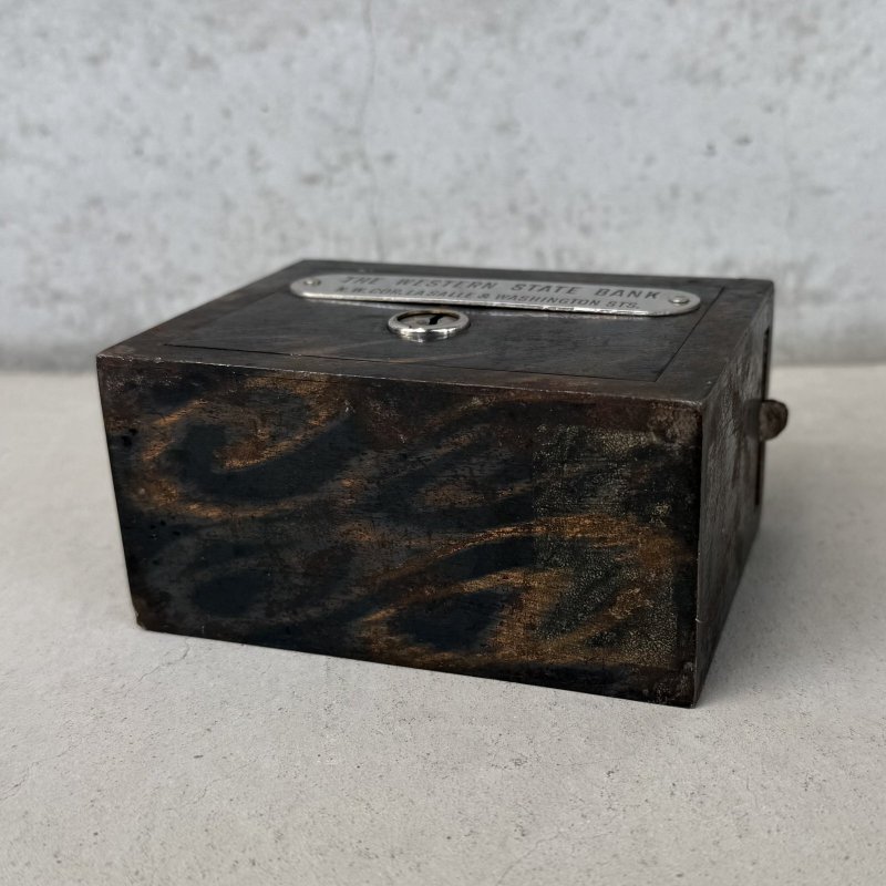 画像7: VINTAGE ANTIQUE COIN BANK JAPANNED W.F.BURNS CO. ヴィンテージ アンティーク コインバンク マネーバンク 貯金箱 ジャパンド ジャパンフィニッシュ / コレクタブル オブジェ インテリア ノベルティー 銀行 アメリカ USA (7)