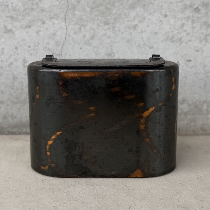 画像3: VINTAGE ANTIQUE COIN BANK JAPANNED CO BURNS ヴィンテージ アンティーク コインバンク マネーバンク 貯金箱 ジャパンド ジャパンフィニッシュ / コレクタブル オブジェ インテリア ノベルティー 銀行 アメリカ USA (6)