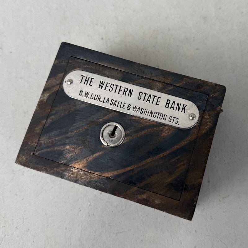 画像9: VINTAGE ANTIQUE COIN BANK JAPANNED W.F.BURNS CO. ヴィンテージ アンティーク コインバンク マネーバンク 貯金箱 ジャパンド ジャパンフィニッシュ / コレクタブル オブジェ インテリア ノベルティー 銀行 アメリカ USA (7)