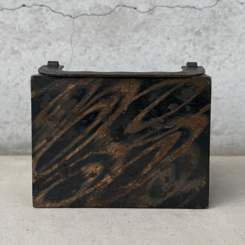 画像3: VINTAGE ANTIQUE COIN BANK JAPANNED W.F.BURNS CO. ヴィンテージ アンティーク コインバンク マネーバンク 貯金箱 ジャパンド ジャパンフィニッシュ / コレクタブル オブジェ インテリア ノベルティー 銀行 アメリカ USA (7)