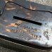 画像8: VINTAGE ANTIQUE COIN BANK JAPANNED CO BURNS ヴィンテージ アンティーク コインバンク マネーバンク 貯金箱 ジャパンド ジャパンフィニッシュ / コレクタブル オブジェ インテリア ノベルティー 銀行 アメリカ USA (6) (8)