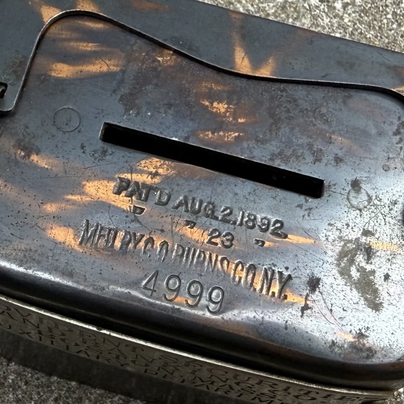 画像8: VINTAGE ANTIQUE COIN BANK JAPANNED CO BURNS ヴィンテージ アンティーク コインバンク マネーバンク 貯金箱 ジャパンド ジャパンフィニッシュ / コレクタブル オブジェ インテリア ノベルティー 銀行 アメリカ USA (6)