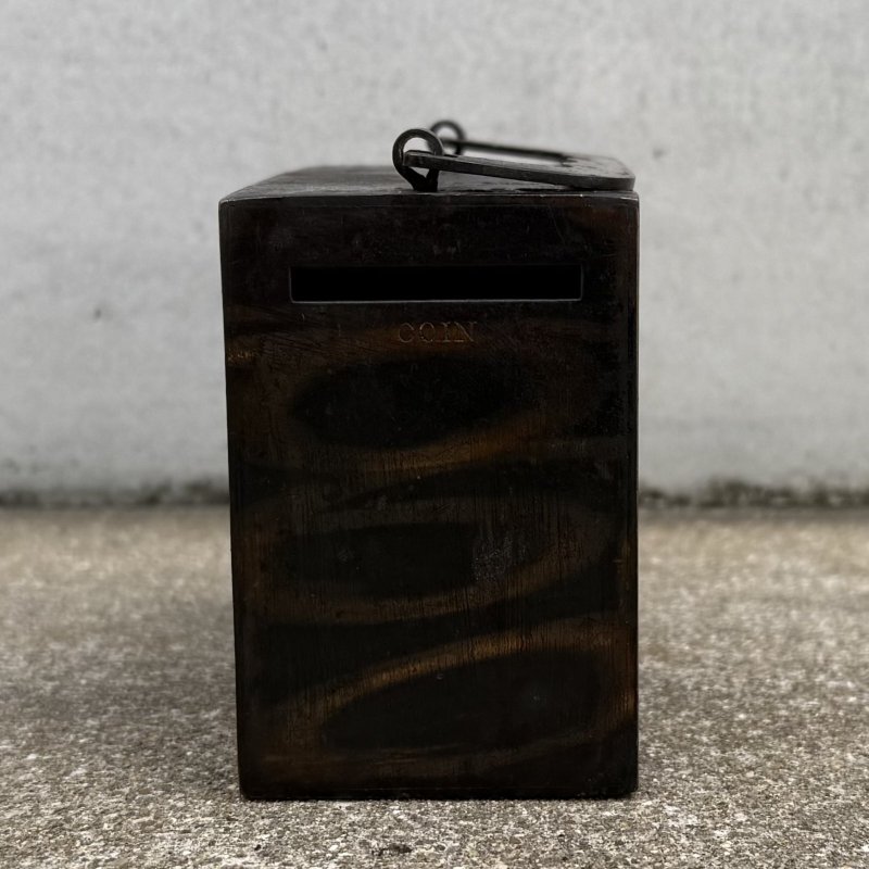 画像4: VINTAGE ANTIQUE COIN BANK JAPANNED W.F.BURNS CO. ヴィンテージ アンティーク コインバンク マネーバンク 貯金箱 ジャパンド ジャパンフィニッシュ / コレクタブル オブジェ インテリア ノベルティー 銀行 アメリカ USA (9)