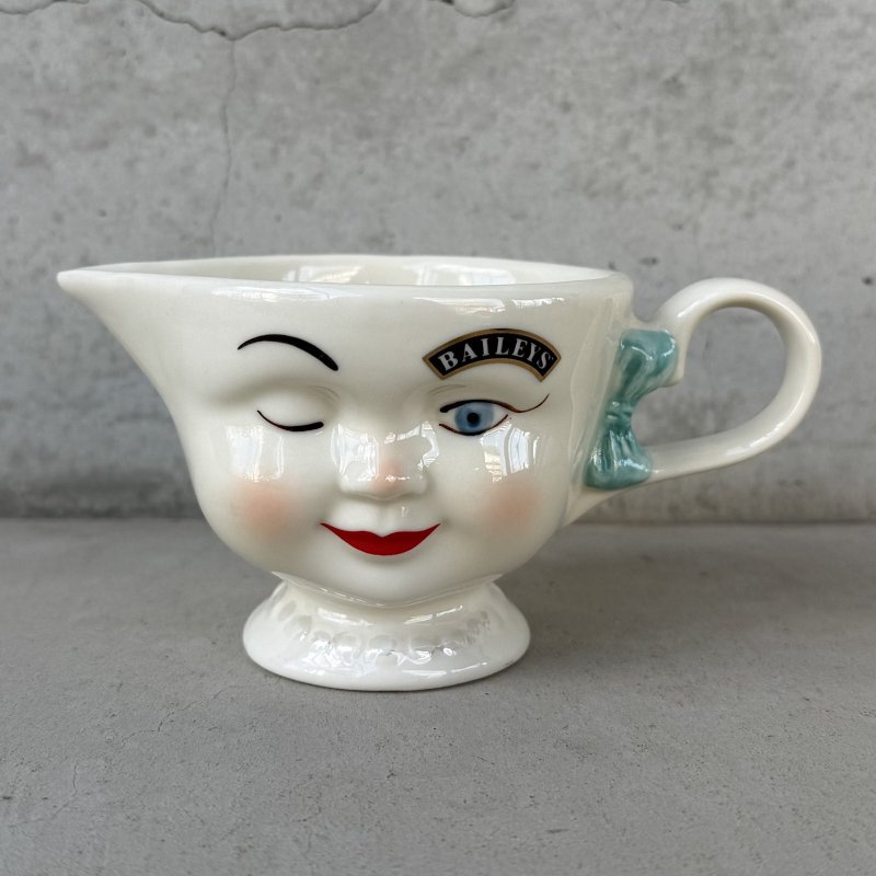 画像1: VINTAGE ANTIQUE BAILEYS CREAMER ヴィンテージ アンティーク ベイリーズ フェイスカップ クリーマー ウィンキング / コレクタブル オブジェ マグカップ ノベルティ 1996年限定 陶器 食器 雑貨 D
