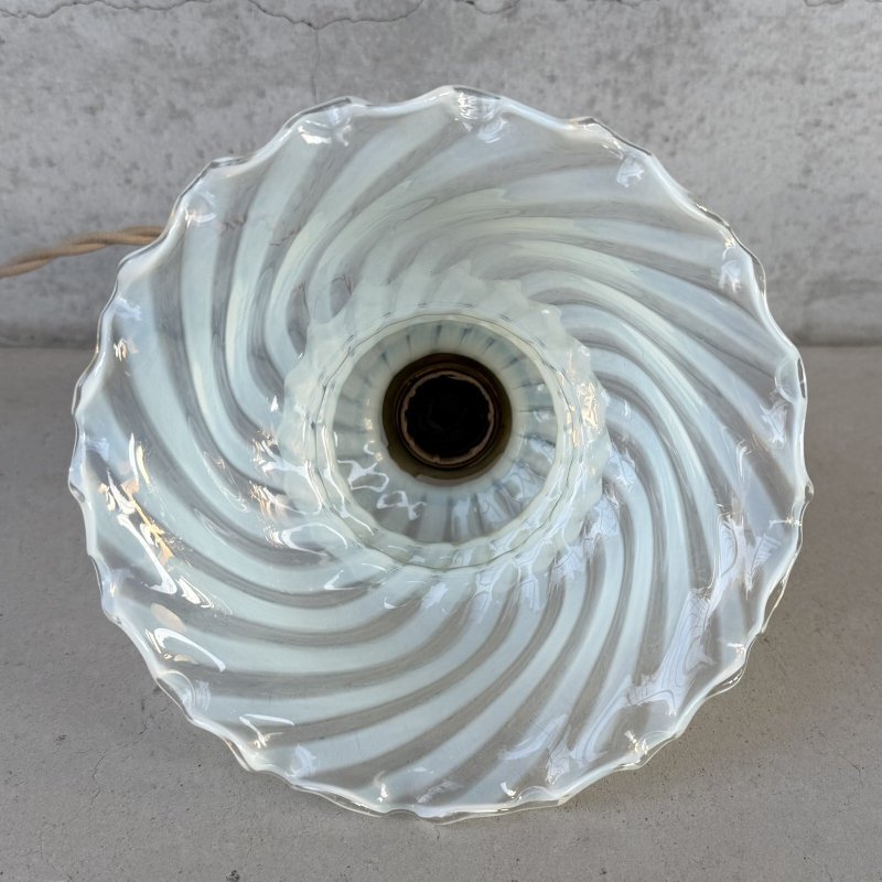 画像4: VINTAGE ANTIQUE OPALESCENT GLASS ヴィンテージ アンティーク 吊り下げライト オパールセントガラス 照明 / ライト ランプ ペンダントライト ガラスシェード 天井照明 E26 店舗什器 アメリカ USA (2)