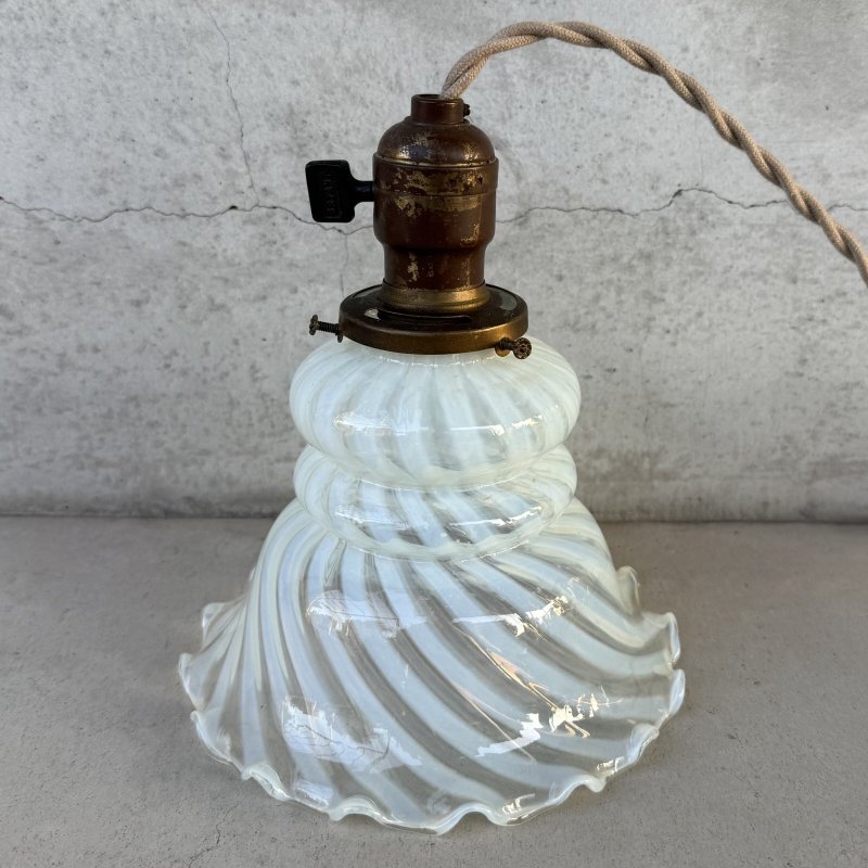 画像3: VINTAGE ANTIQUE OPALESCENT GLASS ヴィンテージ アンティーク 吊り下げライト オパールセントガラス 照明 / ライト ランプ ペンダントライト ガラスシェード 天井照明 E26 店舗什器 アメリカ USA (2)