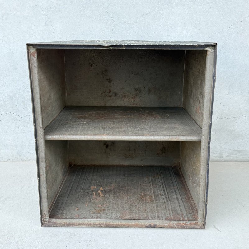 画像2: VINTAGE ANTIQUE CABINET ヴィンテージ アンティーク ボックス キャビネット / コレクタブル ディスプレイ ケース 収納 棚 箱 アドバタイジング 企業物 ブリキ 店舗什器 アメリカ USA