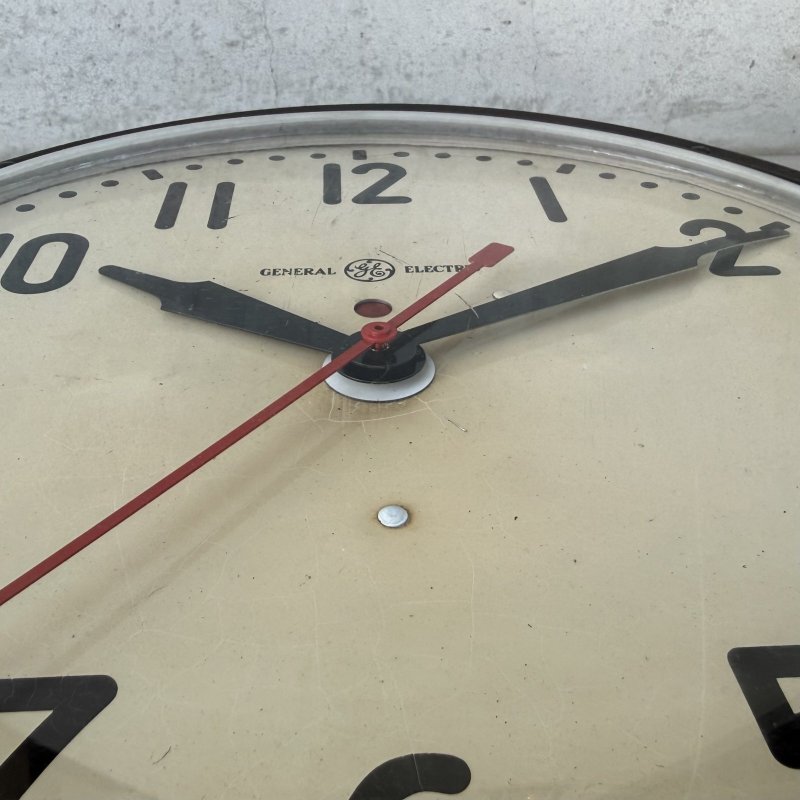 画像7: VINTAGE ANTIQUE GENERAL ELECTRIC WALL CLOCK GE ヴィンテージ アンティーク ウォールクロック ゼネラルエレクトリック 壁掛け時計 / スクールクロック 圧縮ボード 焦げ茶 丸型 店舗什器 アメリカ (2)