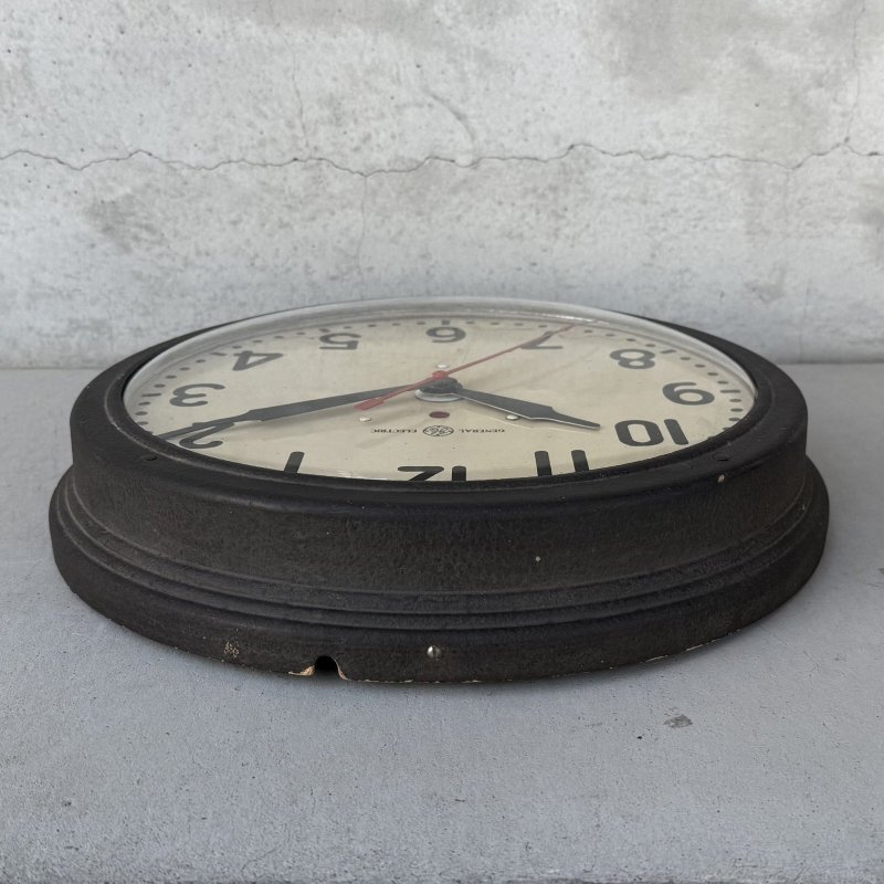 画像4: VINTAGE ANTIQUE GENERAL ELECTRIC WALL CLOCK GE ヴィンテージ アンティーク ウォールクロック ゼネラルエレクトリック 壁掛け時計 / スクールクロック 圧縮ボード 焦げ茶 丸型 店舗什器 アメリカ (2)