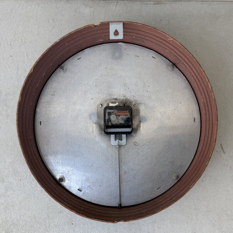 画像2: VINTAGE ANTIQUE GENERAL ELECTRIC WALL CLOCK GE ヴィンテージ アンティーク ウォールクロック ゼネラルエレクトリック 壁掛け時計 / スクールクロック 圧縮ボード 焦げ茶 丸型 店舗什器 アメリカ (2)