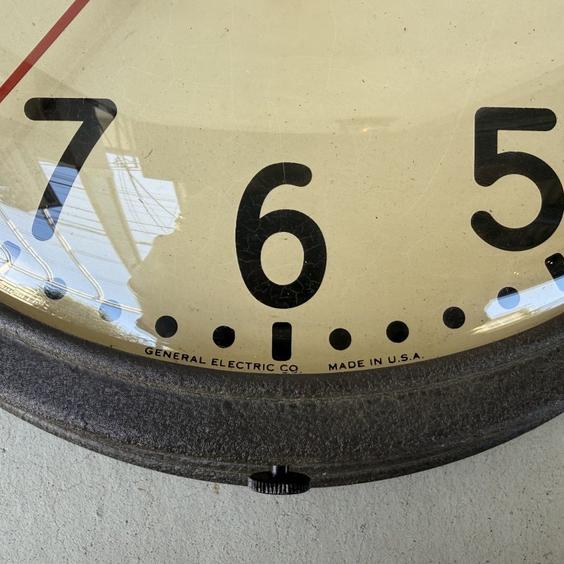 画像8: VINTAGE ANTIQUE GENERAL ELECTRIC WALL CLOCK GE ヴィンテージ アンティーク ウォールクロック ゼネラルエレクトリック 壁掛け時計 / スクールクロック 圧縮ボード 焦げ茶 丸型 店舗什器 アメリカ (2)