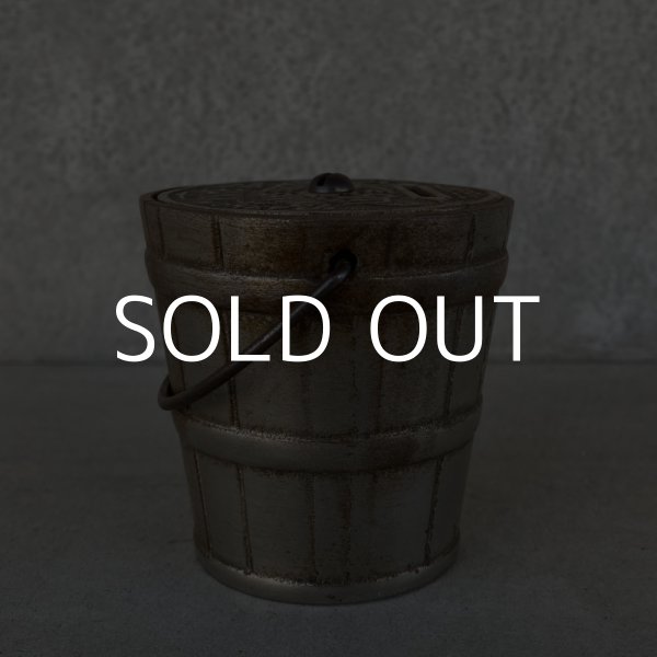 画像4: VINTAGE ANTIQUE WHITE CITY PUZZLE SAVINGS BANK ヴィンテージ アンティーク コインバンク 貯金箱 アメリカ / コレクタブル オブジェ バケツ 鋳物 (4)