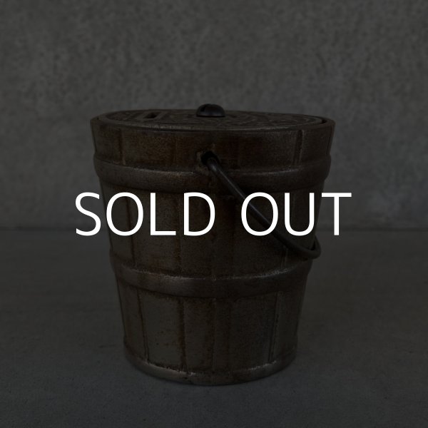 画像3: VINTAGE ANTIQUE WHITE CITY PUZZLE SAVINGS BANK ヴィンテージ アンティーク コインバンク 貯金箱 アメリカ / コレクタブル オブジェ バケツ 鋳物 (3)