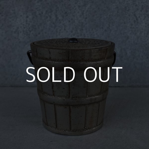 画像2: VINTAGE ANTIQUE WHITE CITY PUZZLE SAVINGS BANK ヴィンテージ アンティーク コインバンク 貯金箱 アメリカ / コレクタブル オブジェ バケツ 鋳物 (2)