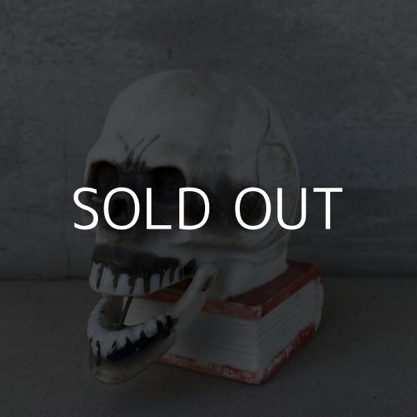 画像1: VINTAGE ANTIQUE SKULL CANDLE HOLDER ヴィンテージ アンティーク ドクロ キャンドルホルダー / オブジェ コレクタブル スカルオンブック 陶器 骸骨 日本製 輸出用 JAPAN (1)