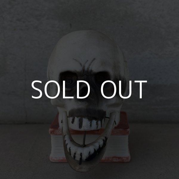 画像2: VINTAGE ANTIQUE SKULL CANDLE HOLDER ヴィンテージ アンティーク ドクロ キャンドルホルダー / オブジェ コレクタブル スカルオンブック 陶器 骸骨 日本製 輸出用 JAPAN (2)