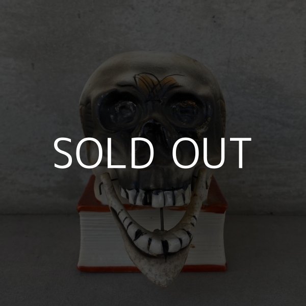 画像2: VINTAGE SKULL ON BOOK  CANDLE HOLDER ヴィンテージ スカル キャンドルホルダー / 陶器 日本製 輸出用 顎 スカルオンブック (2)