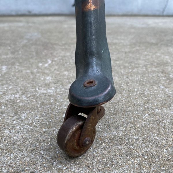 画像9: VINTAGE ANTIQUE DICTIONARY STAND BIBLE STAND JAPANNED FINISH ヴィンテージ アンティーク ディクショナリースタンド バイブルスタンド ジャパンフィニッシュ ジャパンド / 聖書台 ジャパンカラー メニューボード カフェ ショップ 店舗什器 アメリカ (9)