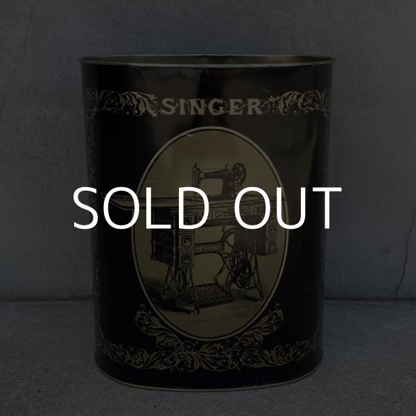 画像2: VINTAGE ANTIQUE CHEINCO SINGER SEWING MACHINE GARBAGE CAN ヴィンテージ アンティーク シンガー 缶 ゴミ箱 / アメリカ コレクタブル 収納 USA (2)