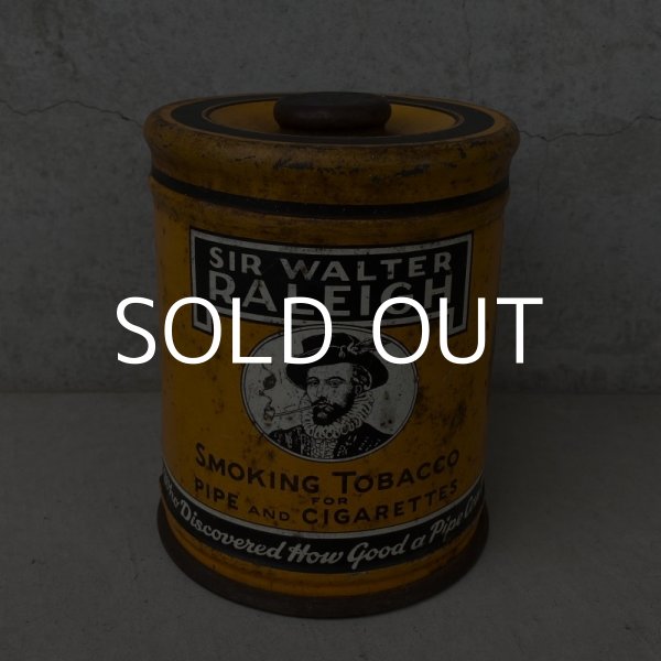 画像1: VINTAGE ANTIQUE SIR WALTER RALEIGH TOBACCO TIN CAN ヴィンテージ アンティーク 煙草 ティン 缶 アメリカ / アドバタイジング たばこ入れ 小物入れ 収納 雑貨 黄色 USA  (1)