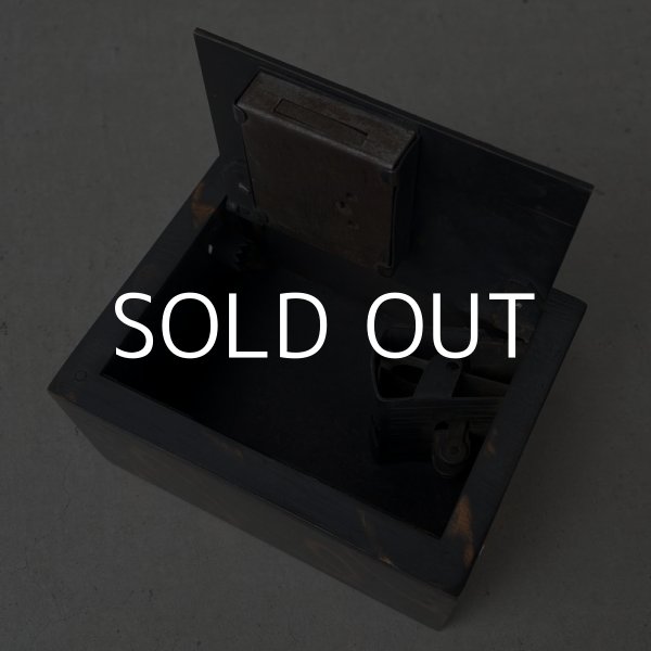 画像8: VINTAGE ANTIQUE W.F. BURNS CO. COINBANK JAPANNED ヴィンテージ アンティーク コインバンク ジャパンド ジャパンカラー アメリカ / コレクタブル 貯金箱 オブジェ USA (8)