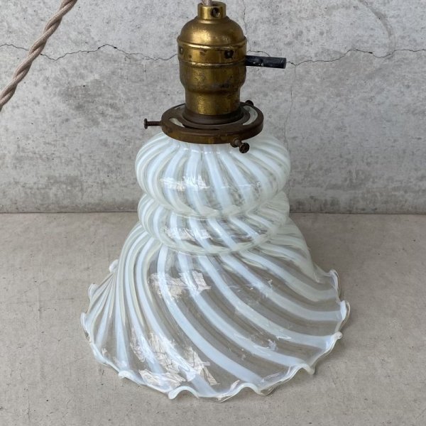 画像2: VINTAGE ANTIQUE OPALESCENT GLASS ヴィンテージ アンティーク 吊り下げライト オパールセントガラス 照明 / ライト ランプ ペンダントライト ガラスシェード 天井照明 店舗什器 アメリカ USA (2) (2)
