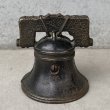 画像2: VINTAGE ANTIQUE LIBERTY BELL PIGGY BANK ヴィンテージ アンティーク リバティーベル 自由の鐘 貯金箱 / コレクタブル オブジェ アメリカ独立記念 置物  雑貨 小物 アメリカ (2)