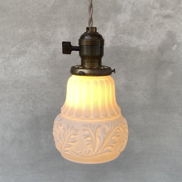 画像9: VINTAGE ANTIQUE LAMP ヴィンテージ アンティーク 吊り下げライト / ライト ペンダントライト ミルクガラス ガラスシェード リーフ 葉っぱ 天井照明 アメリカ (9)