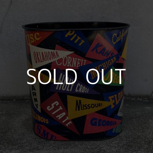 画像2: VINTAGE ANTIQUE TINCAN COLLEGE PENNANT ヴィンテージ アンティーク ゴミ箱 トラッシュ缶 カレッジペナント ティン缶 / インテリア ディスプレイ 雑貨 アメリカ (2)