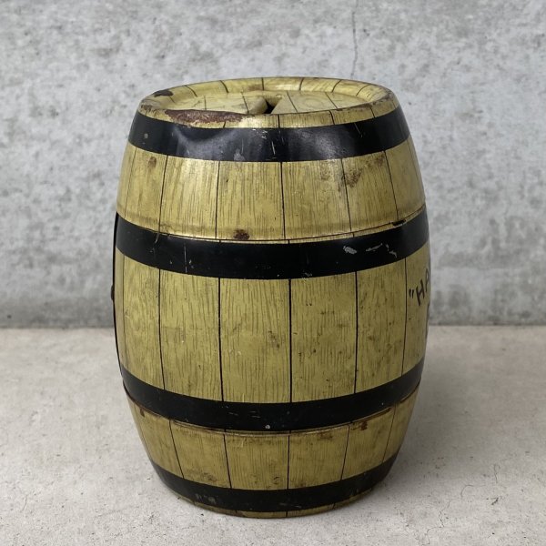 画像4: VINTAGE ANTIQUE HAPPY DAYS BANK J.CHEIN Co. PIGGY BANK BARREL ヴィンテージ アンティーク コインバンク ティン 貯金箱 / コレクタブル オブジェ 樽 雑貨 アメリカ (1) (4)