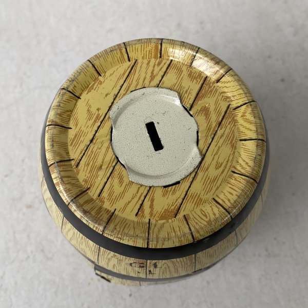 画像6: VINTAGE ANTIQUE HAPPY DAYS BANK J.CHEIN Co. PIGGY BANK BARREL ヴィンテージ アンティーク コインバンク 貯金箱 / コレクタブル オブジェ ティン 樽 雑貨 アメリカ (2) (6)