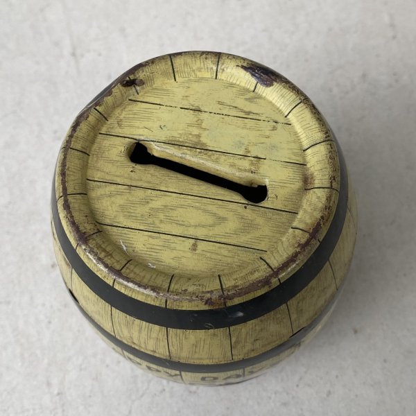 画像5: VINTAGE ANTIQUE HAPPY DAYS BANK J.CHEIN Co. PIGGY BANK BARREL ヴィンテージ アンティーク コインバンク ティン 貯金箱 / コレクタブル オブジェ 樽 雑貨 アメリカ (1) (5)