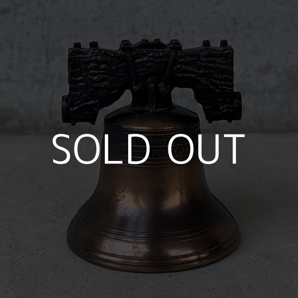 画像2: VINTAGE ANTIQUE LIBERTY BELL JAPANNED ヴィンテージ アンティーク リバティーベル 自由の鐘 ジャパンカラー ジャパンド / コレクタブル オブジェ 鈴 鐘 雑貨 小物 アメリカ (2)