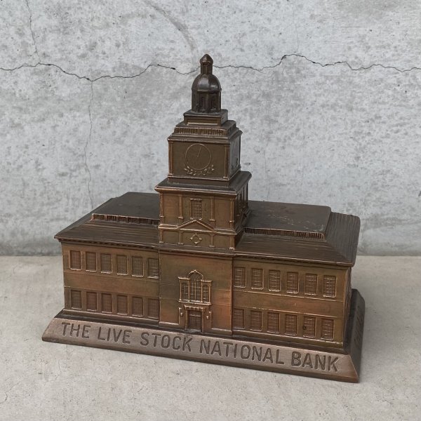 画像1: VINTAGE ANTIQUE COIN BANK THE LIVE STOCK NATIONAL BANK ヴィンテージ アンティーク コインバンク 貯金箱 / コレクタブル オブジェ インテリア ノベルティー 銀行 アメリカ USA  (1)