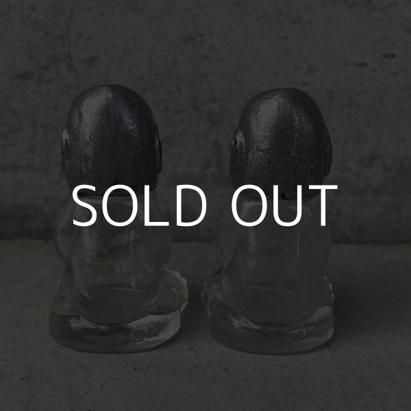 画像2: VINTAGE ANTIQUE BILLIKEN SALT AND PEPPER SHAKERS ヴィンテージ アンティーク ビリケン ソルト＆ペッパー 塩胡椒入れ / コレクタブル ガラス オブジェ アメリカ (2)