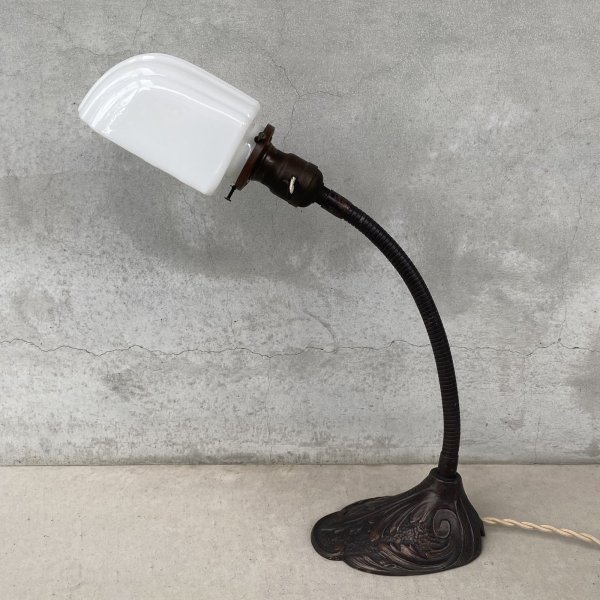 画像4: VINTAGE ANTIQUE DESKLAMP JAPANNED HUBBELL GE ヴィンテージ アンティーク デスクランプ スタンドライト ジャパンド ジャパンカラー 卓上ライト 照明 / ミルクガラスシェード グースネック コレクタブル 店舗什器 アメリカ (4)