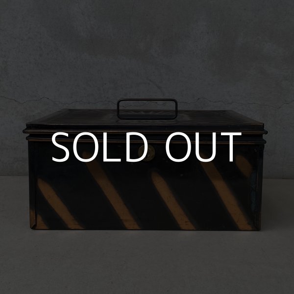 画像2: VINTAGE ANTIQUE JAPANNED BOX ヴィンテージ アンティーク ジャパンド ジャパンカラー ボックス / コレクタブル キャッシュボックス 金庫 ケース 箱 アメリカ (2)