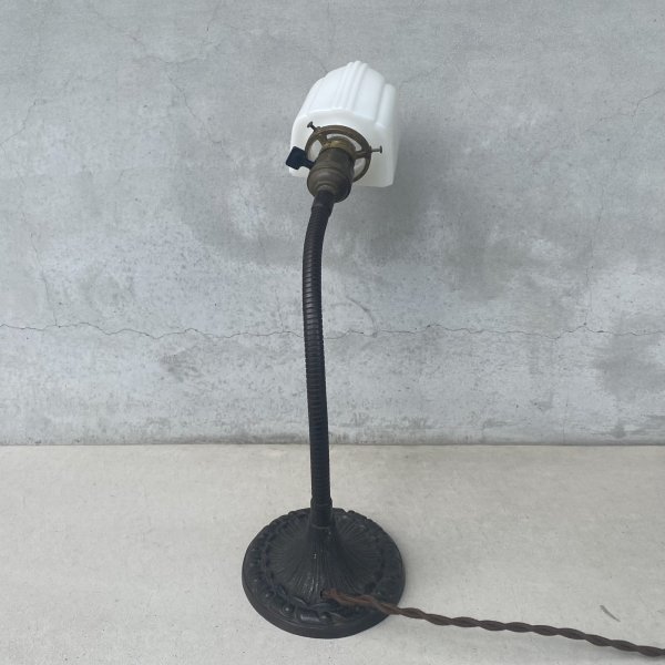 画像3: VINTAGE ANTIQUE DESKLAMP ALADDIN MFG Co. ヴィンテージ アンティーク デスクランプ スタンドライト 卓上ライト 照明 / テーブルランプ ミルクガラスシェード グースネック アメリカ (2) (3)