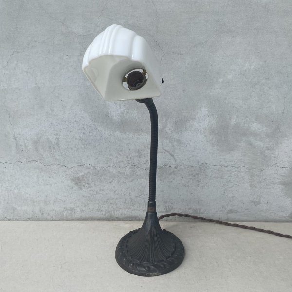 画像2: VINTAGE ANTIQUE DESKLAMP ALADDIN MFG Co. ヴィンテージ アンティーク デスクランプ スタンドライト 卓上ライト 照明 / テーブルランプ ミルクガラスシェード グースネック アメリカ (2) (2)