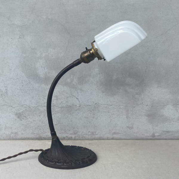 画像4: VINTAGE ANTIQUE DESKLAMP ALADDIN MFG Co. ヴィンテージ アンティーク デスクランプ スタンドライト 卓上ライト 照明 / テーブルランプ ミルクガラスシェード グースネック アメリカ (2) (4)