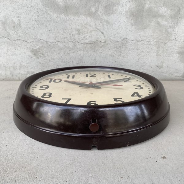 画像3: VINTAGE ANTIQUE GENERAL ELECTRIC WALL CLOCK GE ヴィンテージ アンティーク ウォールクロック ゼネラルエレクトリック 壁掛け時計 / スクールクロック ベークライト 焦げ茶 丸型 店舗什器 アメリカ (3) (3)