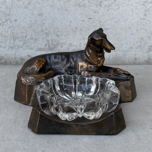 画像1: VINTAGE ANTIQUE ASHTRAY GREYHOUND DOG FIGURE ヴィンテージ アンティーク 灰皿 アッシュトレイ グレイハウンド オブジェ 置物 / コレクタブル ディスプレイ インテリア 犬 動物 鋳物 ガラス アメリカ  (1)