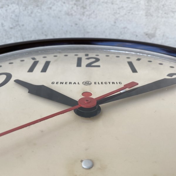 画像7: VINTAGE ANTIQUE GENERAL ELECTRIC WALL CLOCK GE ヴィンテージ アンティーク ウォールクロック ゼネラルエレクトリック 壁掛け時計 / スクールクロック ベークライト 焦げ茶 丸型 店舗什器 アメリカ (4) (7)