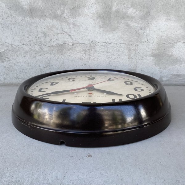 画像4: VINTAGE ANTIQUE GENERAL ELECTRIC WALL CLOCK GE ヴィンテージ アンティーク ウォールクロック ゼネラルエレクトリック 壁掛け時計 / スクールクロック ベークライト 焦げ茶 丸型 店舗什器 アメリカ (4) (4)