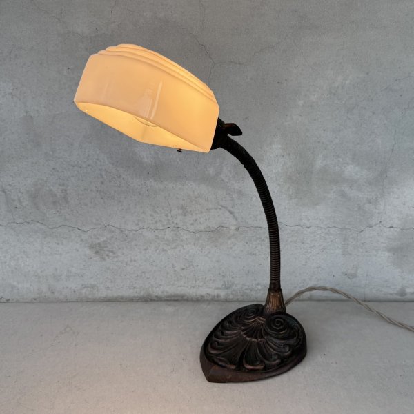 画像11: VINTAGE ANTIQUE DESKLAMP ヴィンテージ アンティーク デスクランプ スタンドライト テーブルランプ 卓上ライト 照明 / ミルクガラスシェード グースネック コレクタブル 店舗什器 アメリカ (11)